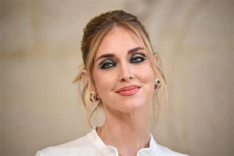 Insieme al piccolo Leone, Chiara Ferragni ha portato con sé 13 valigie e diversi sacchetti per il viaggio.