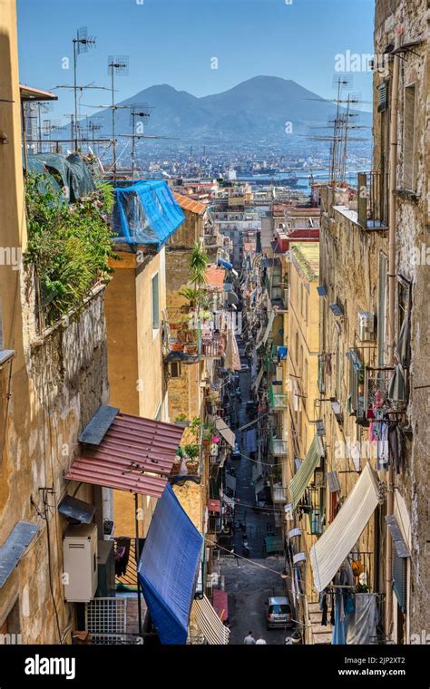 Panoramica delle scale e vicoli storici di Napoli