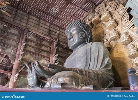 Foto ravvicinata del Daibutsu all'interno del Todai-ji
