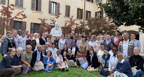 foto di gruppo di un capitolo generale di religiose