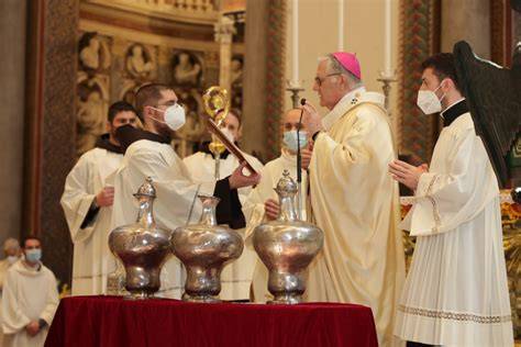 sacerdoti che celebrano la Messa Crismale