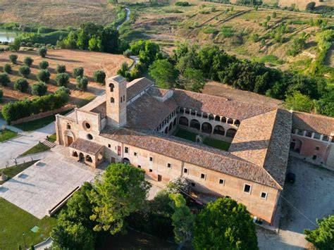 Veduta aerea dei ruderi dell'Abbazia di Santa Maria di Corazzo in Calabria