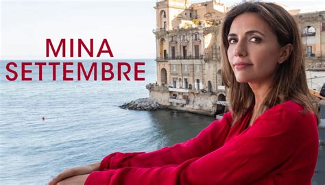 Immagine di Mina Settembre e Gianluca nell'acqua all'alba, scena finale