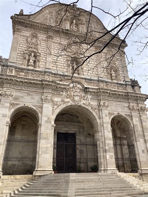 Facciata del Palazzo Giordano Apostoli a Sassari, in stile neogotico, con dettagli architettonici elaborati.