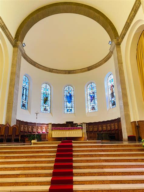 Interno della Cattedrale di San Cetteo con navate e altare