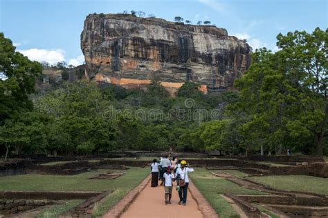 Fotografia suggestiva della rocca di Sigiriya circondata dai giardini reali