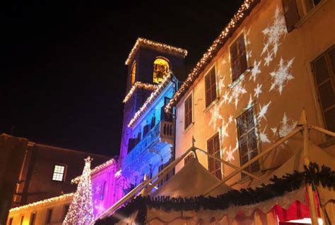 Panorama natalizio di un borgo medievale nel viterbese con luci festive e atmosfera magica