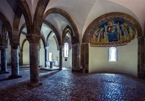 Interno dell'Abbazia di San Giovanni in Venere con la scalinata verso l'altare