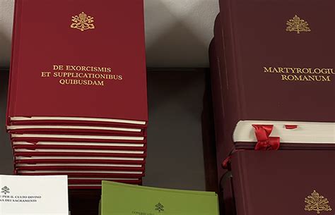 Raccolta di vari libri liturgici aperti su un altare