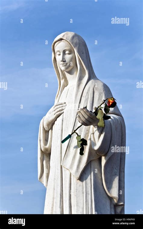 Affresco o statua della Beata Vergine Maria in un contesto italiano