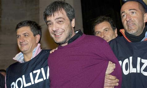 Ritratto di Antonio Iovine o scena di un'aula di tribunale con magistrati e avvocati