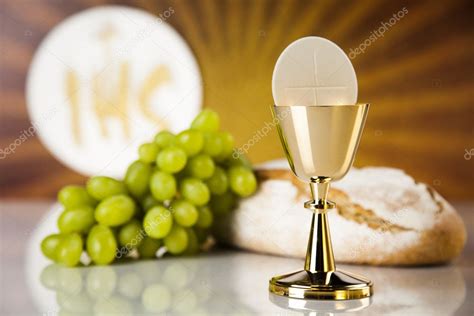 pane eucaristico e calice del vino