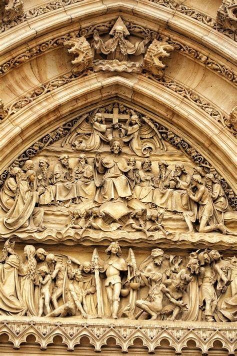 Dettaglio del portale ligneo della chiesa di Merine con scene contadine ed evangeliche