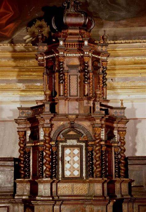 Dettaglio dell'altare maggiore e del tabernacolo ligneo all'interno della chiesa