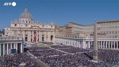 Foto di Papa Francesco che celebra la Santa Messa in Piazza San Pietro