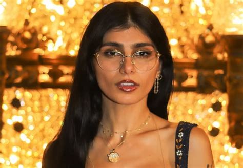 Mia Khalifa mentre commenta un evento sportivo