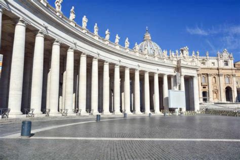 Veduta esterna dell'Ambulatorio Madre di Misericordia sotto il Colonnato di San Pietro