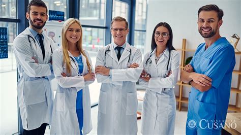 Foto di equipe medica volontaria al lavoro in un ambulatorio dell'Elemosineria Apostolica