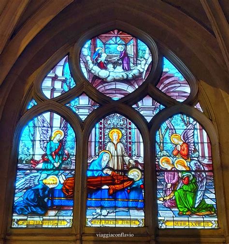 Scena della chiesa di Saint-Étienne-du-Rouvray dopo l'attentato, con fiori e omaggi