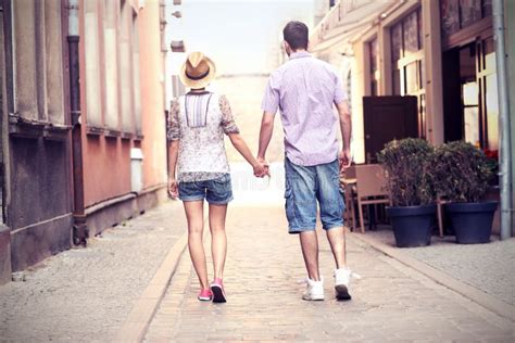 Coppia felice che passeggia, simbolo di relazione ideale