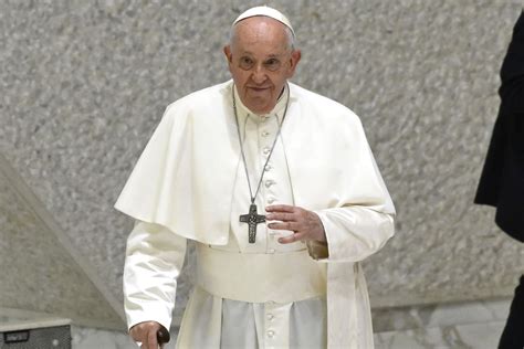 Foto di Papa Francesco che ordina vescovo Monsignor Guido Marini nella Basilica di San Pietro