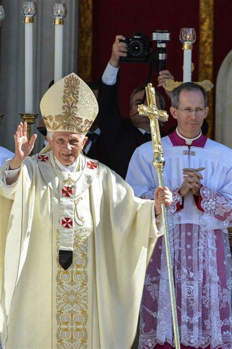 Infografica con timeline della carriera ecclesiastica di Monsignor Guido Marini