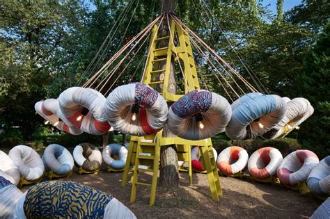 Illustrazione di un'installazione artistica in un festival letterario