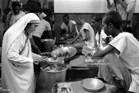 Madre Teresa di Calcutta con i poveri