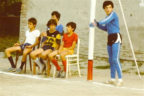 Un'immagine che evoca l'atmosfera dei tornei sportivi parrocchiali negli anni '60