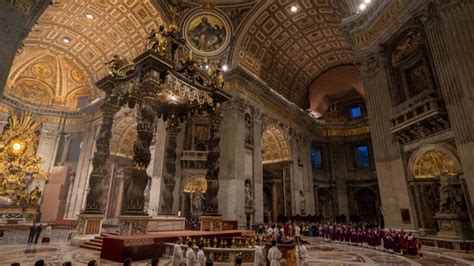 Interno della chiesa con esposizione di una reliquia