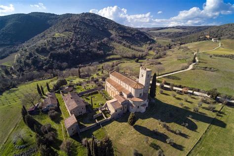 Vista panoramica dell'Abbazia Santa Anastasia immersa nel paesaggio siciliano