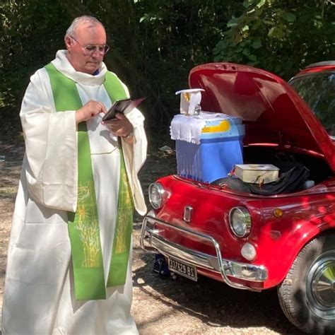 Rappresentazione pittorica di un sacerdote che benedice persone o oggetti