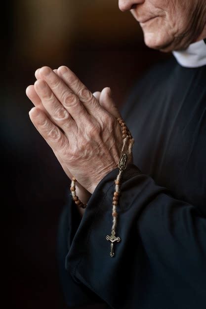 Immagine simbolica di un sacerdote che prega su una persona, rappresentando la liberazione spirituale