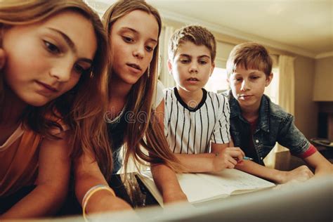 Bambini che giocano e imparano insieme in un ambiente parrocchiale