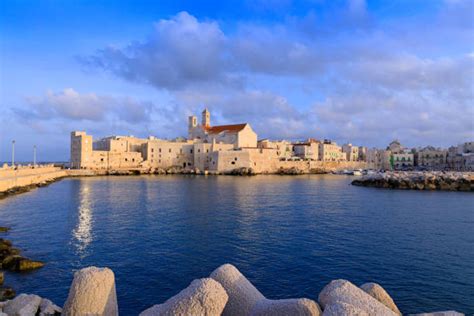 Vista panoramica del centro storico di Giovinazzo con la Cattedrale in primo piano