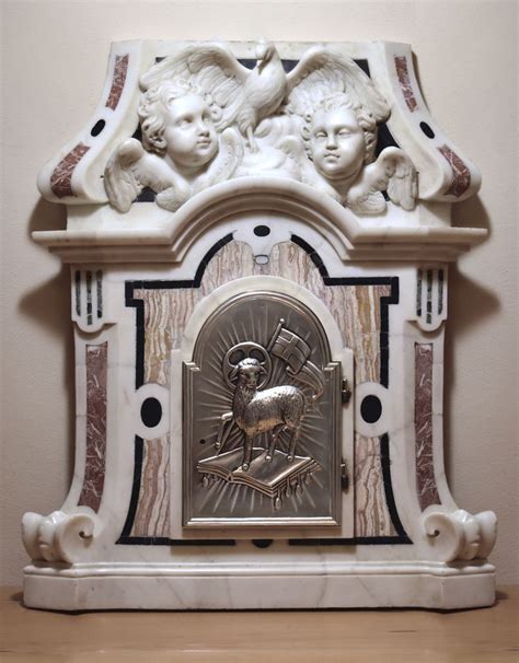 Dettaglio della struttura marmorea e della cuspide del Tabernacolo
