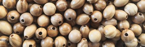 Tavola di materiali per rosari: legno, madreperla, cristallo, pietre dure