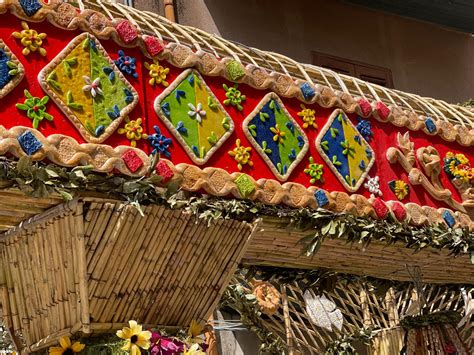 Foto degli Archi di Pane di San Biagio Platani con dettagli delle decorazioni in pane