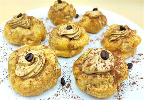 Foto di un cabaret di zeppole o caffè offerto in un contesto lavorativo