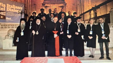rappresentanti di diverse confessioni cristiane che firmano un documento in un contesto ecclesiastico
