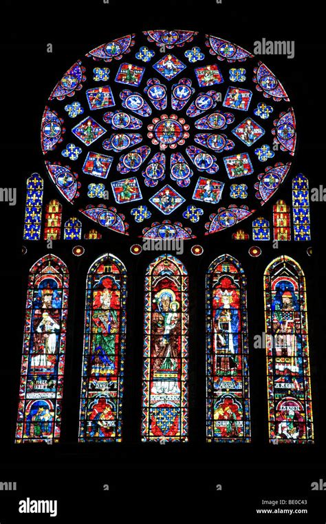 Esempio di vetrata policroma interna della Cattedrale di Chartres