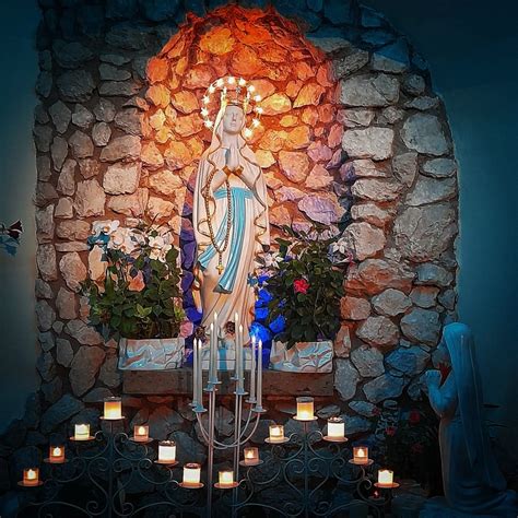 Illustrazione di Santa Bernadette nella Grotta delle Apparizioni