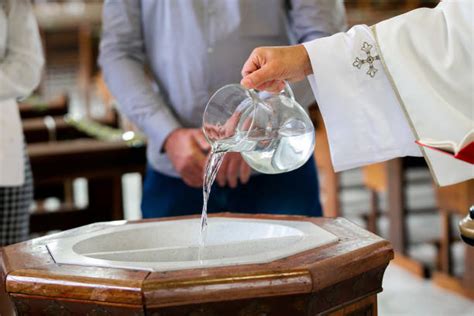 Coppa di acqua santa o fonte battesimale, simbolo del Sacramento