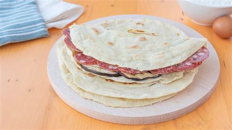 Foto di crescia sfogliata marchigiana con salumi e formaggi