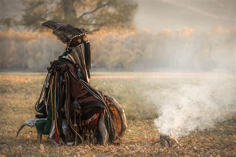 Sciamano in rito tradizionale con tamburo e fumo