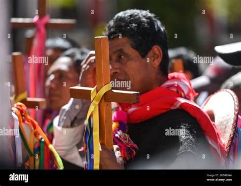 Messa sincretica in Chiapas con elementi indigeni e cattolici