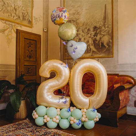 Composizione di palloncini per battesimo con forme diverse