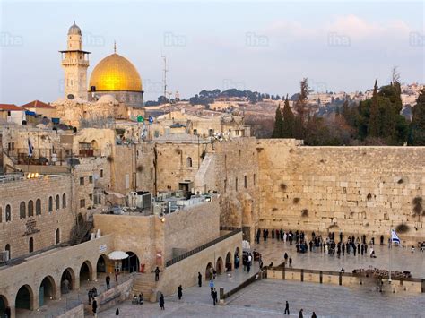 Foto panoramica dei luoghi sacri di Gerusalemme, con focus sulle diverse architetture religiose