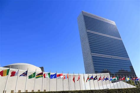 Sede delle Nazioni Unite a New York con la bandiera del Vaticano