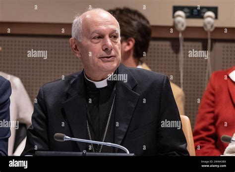 Foto dell'Arcivescovo Gabriele Giordano Caccia mentre tiene un discorso all'ONU